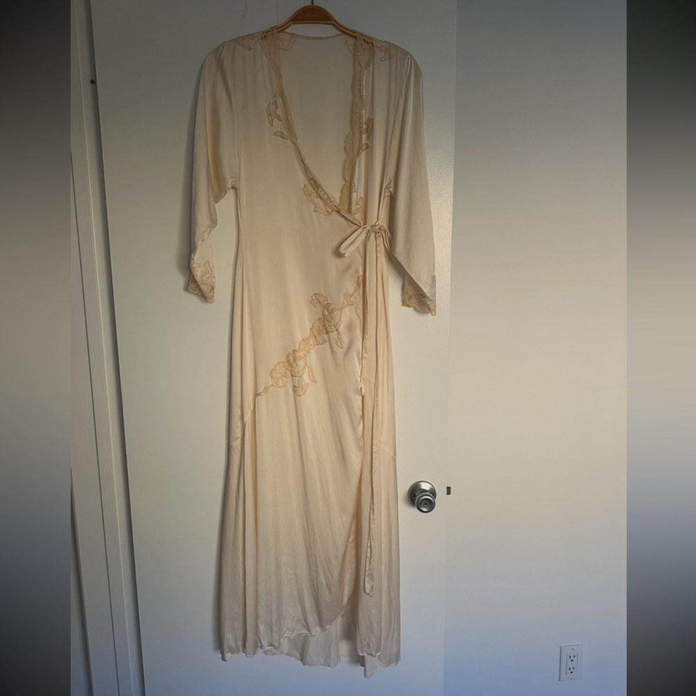 Elegant silk Cream Wrap Robe  with Lace Details-Read Condition